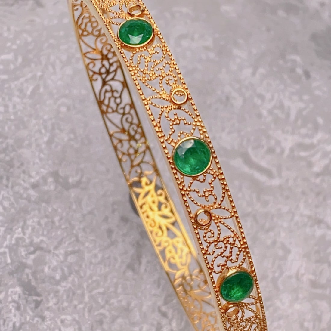 14K GOLD 2.11 CT VIVID GREEN NATURAL EMERALD BANGLE - 3