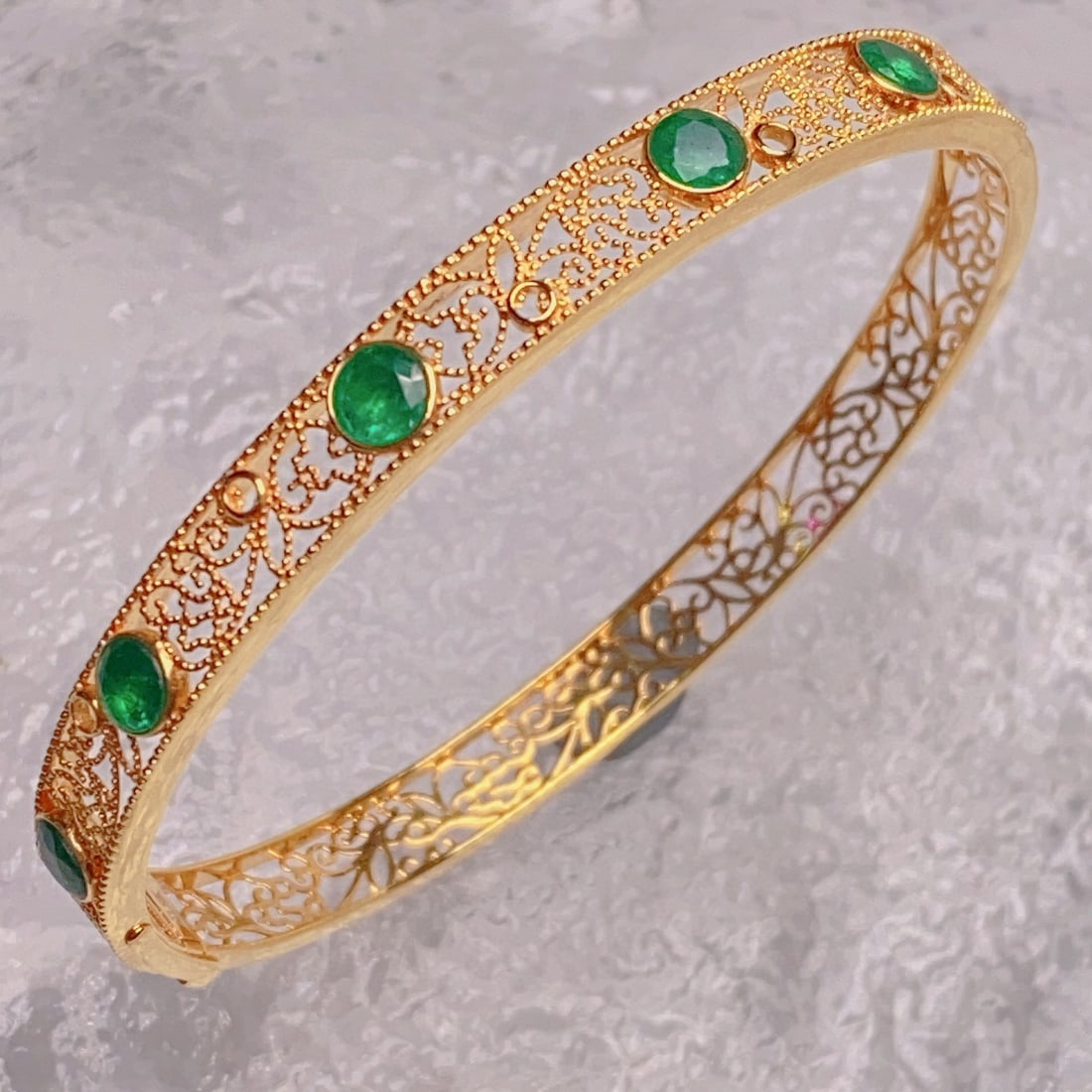 14K GOLD 2.11 CT VIVID GREEN NATURAL EMERALD BANGLE - 4