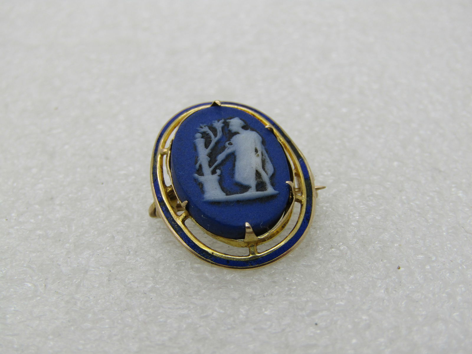 Vintage 10kt Wedgwood Cameo Enameled Brooch Pendant: Title:Vintage 10kt Wedgwood Cameo Enameled Brooch PendantDescription:Vintage 10kt Wedgwood Cameo Brooch Pendant, 1" by 3/4" - when the pendant loop is extended it is appx. 1.25" tall. Age is appx.