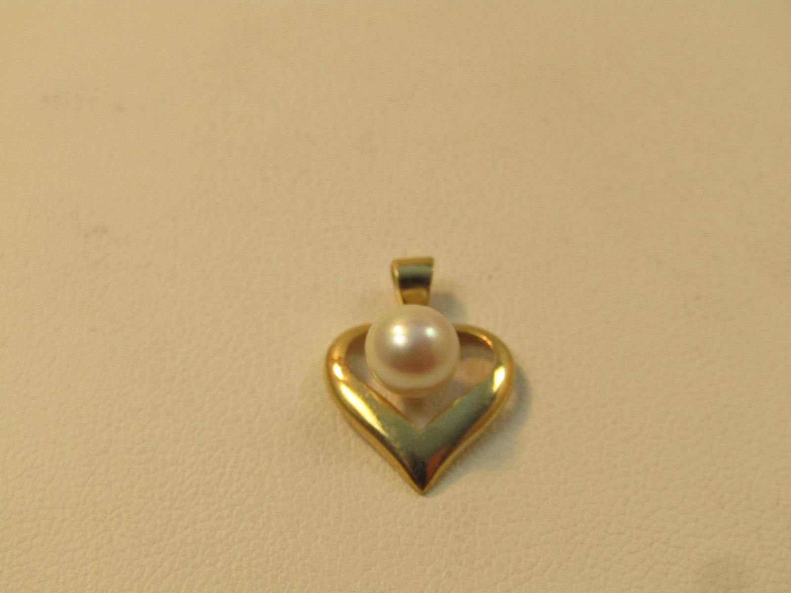Vintage 14kt Cultured Pearl Heart Pendant, 1970's-1980's: Title:Vintage 14kt Cultured Pearl Heart Pendant, 1970's-1980'sDescription:Vintage 14kt Cultured Pearl Heart Pendant, 1970's-1980's. The pearl is appx. 6mm. This is appx. 5/8" tall and 1/2" wide 