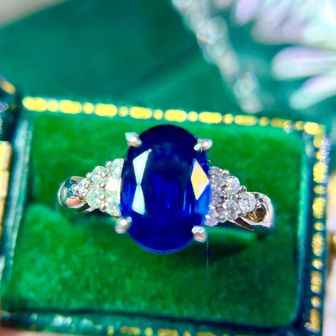 14K GOLD 2.72 CTW NATURAL SAPPHIRE & DIAMOND RING: Title:14K GOLD 2.72 CTW NATURAL SAPPHIRE & DIAMOND RING Description:Ref:230528619Gold Content:14K GoldRing Size:7.25USMain Gemstone:SapphireNumber of stones:1Shape:OvalCarat Weight:2.5ct Color:Royal b