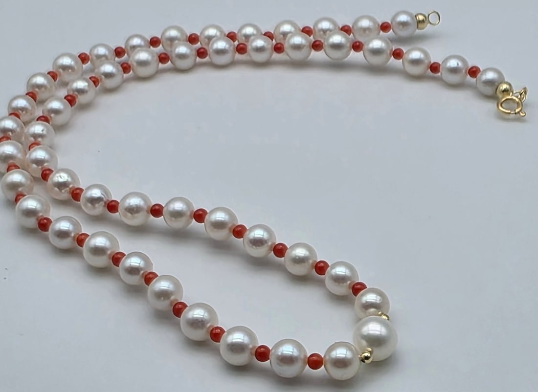 Akoya pearl necklace with coral, gold beads, and 18kt (750) yellow gold clasp: Title:Akoya pearl necklace with coral, gold beads, and 18kt (750) yellow gold claspDescription:Akoya pearl necklace with coral, gold beads, and 18kt (750) yellow gold clasp The pearls range in