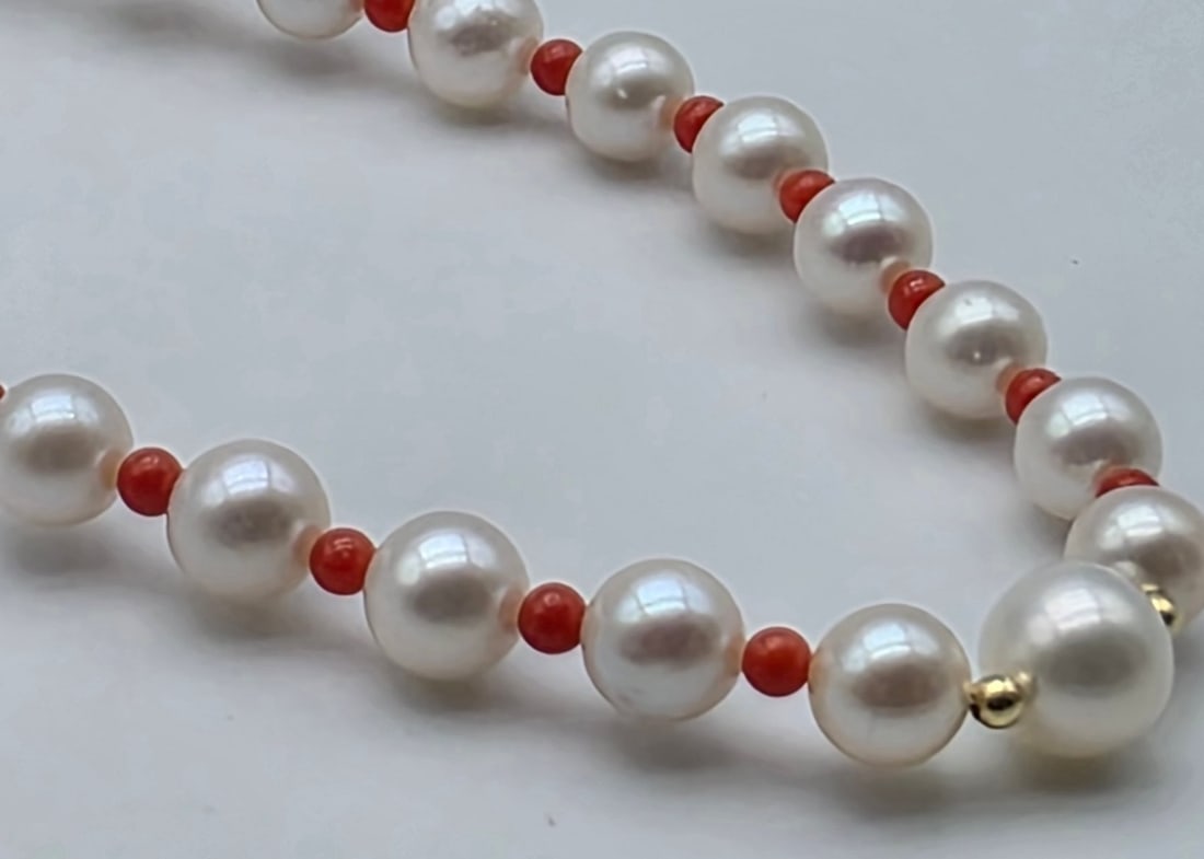 Akoya pearl necklace with coral, gold beads, and 18kt (750) yellow gold clasp - 2