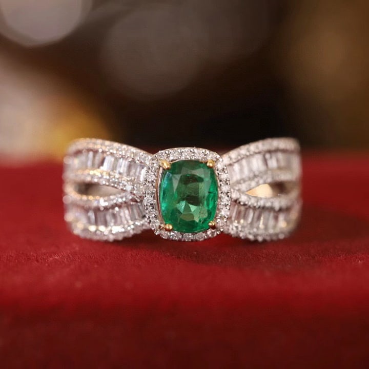 14K GOLD 1.25 CTW NATURAL EMERALD & DIAMOND RING: Title:14K GOLD 1.25 CTW NATURAL EMERALD & DIAMOND RING Description:Ref:230528653Gold Content:14K GoldRing Size:7.25USMain Gemstone:EmeraldNumber of stones:1Shape:OvalCarat Weight:0.6ct Color:GreenTrea
