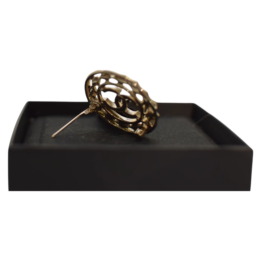 Chanel round wreath gold tone safety pin brooch with crystal embellishment - 9
