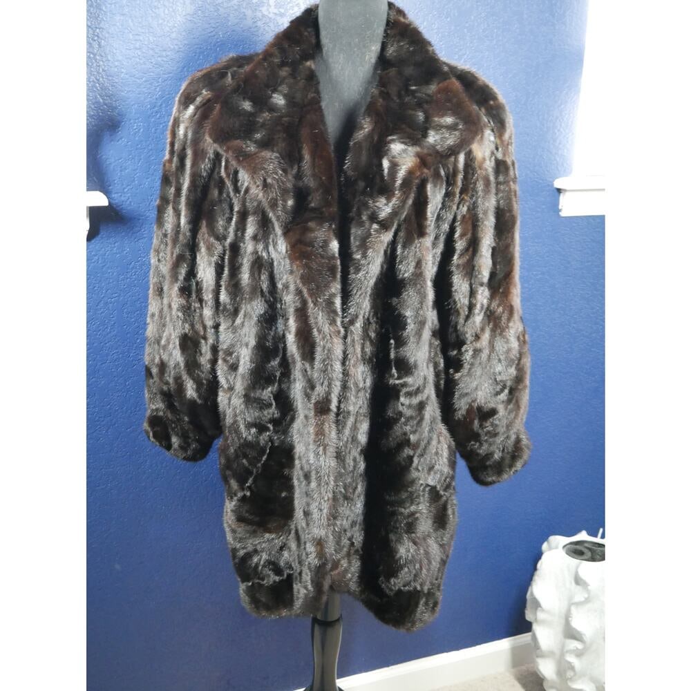 Beautiful Directional Mink Swing Fur Coat Jacket XL Plus: Here is a beautiful coat, it is Mink Sections that make a really unique pattern, It also has directional pelts, a curved bottom hem, Dolman sleeves & bracelet cuffs! It is in excellent condition, no d