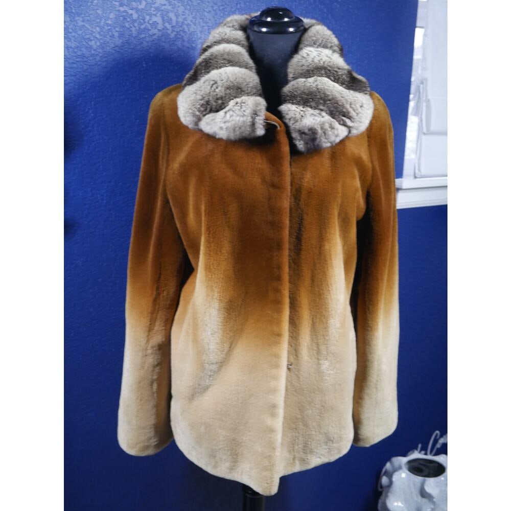 Gorgeous Ombre degrade Sheared Mink & Chinchilla Fur Coat Jacket: Here is a beautiful ombre sheared mink coat with a chinchilla collar. It is in excellent condition, looks new! no wear or damage at all. Fur is buttery soft, supple & fluffy. It has hook & eye closure