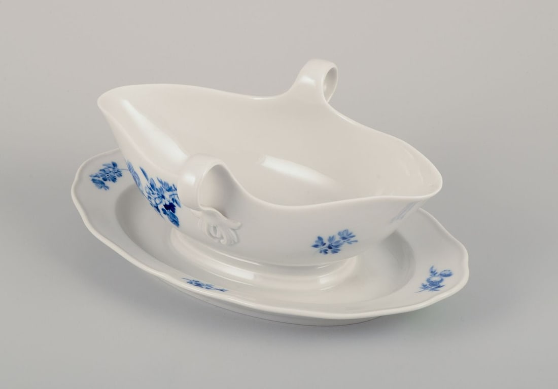 Meissen, Germany. Sauce boat on foot in porcelain. Mid-20th C. - 3