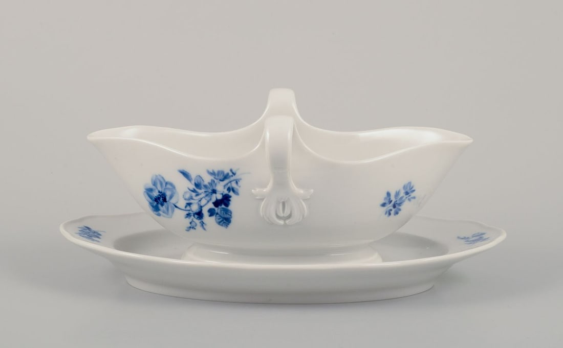 Meissen, Germany. Sauce boat on foot in porcelain. Mid-20th C. - 4