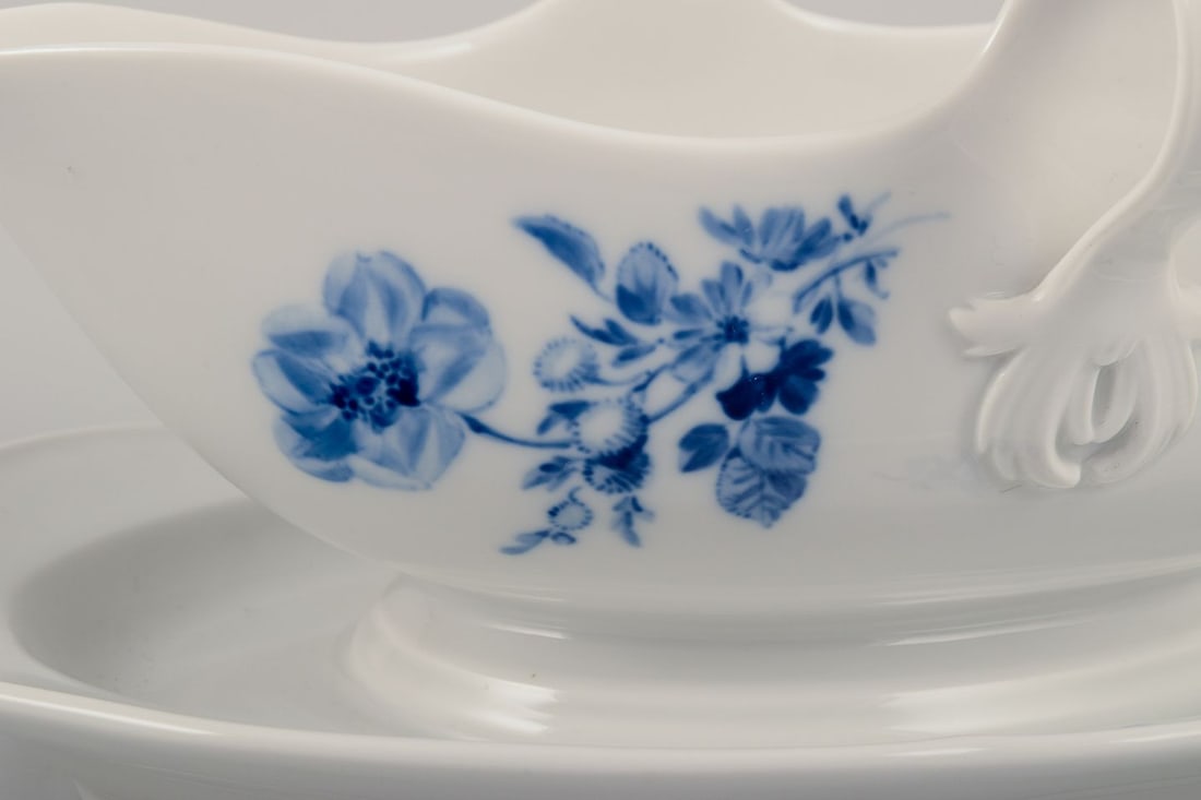 Meissen, Germany. Sauce boat on foot in porcelain. Mid-20th C. - 5