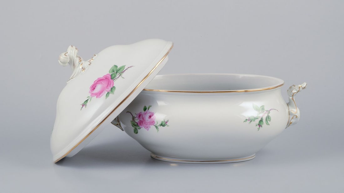 Meissen, Germany, large "Pink Rose" lidded soup tureen. Approx. 1920s/30s - 4