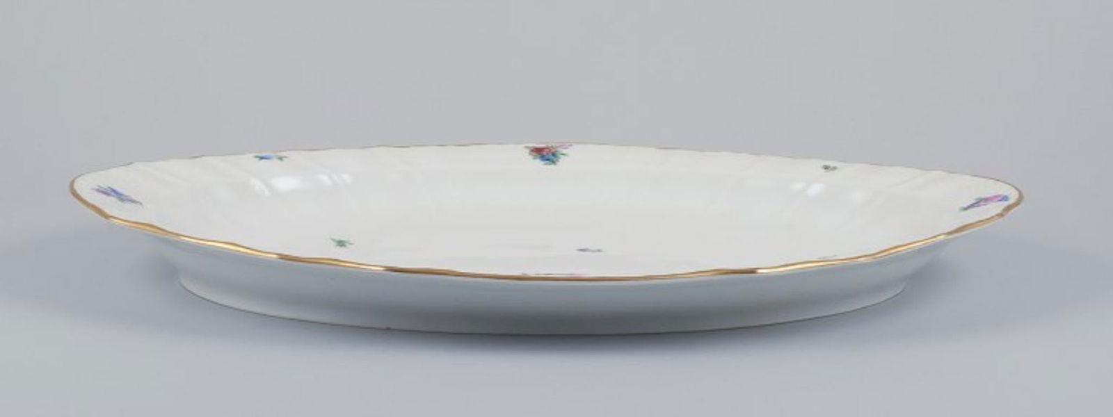 Royal Copenhagen Saxon Flower, very large oval serving platter in porcelain. Early 20th C. - 7