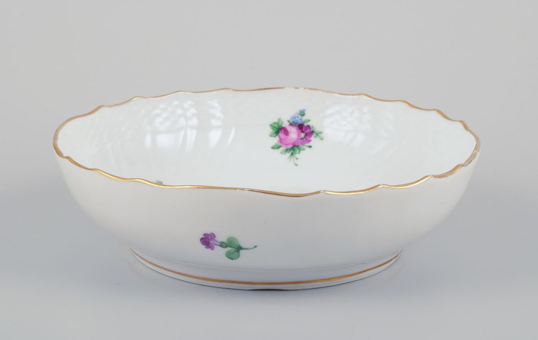 Royal Copenhagen Saxon Flower, round bowl in porcelain. Early 20th C. - 2