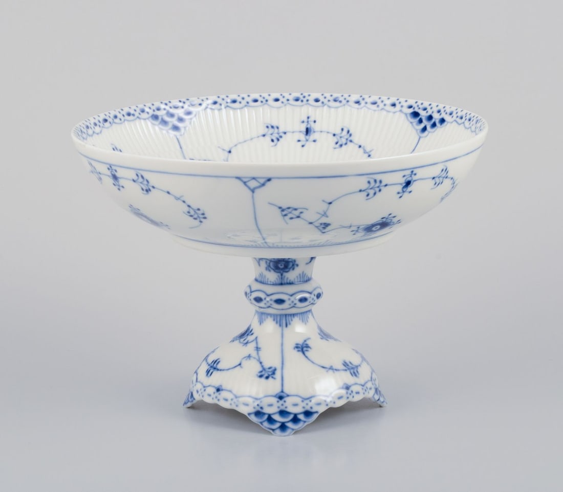 Royal Copenhagen Blue Fluted Half Lace, large centerpiece in porcelain.: Title: Royal Copenhagen Blue Fluted Half Lace, large centerpiece in porcelain. Description: Royal Copenhagen Blue Fluted Half Lace, large centerpiece. Model number: 1/513. Dating: 1969-1979. Marked. I