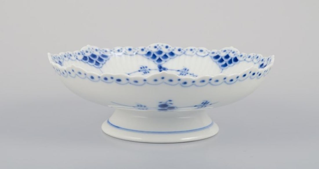 Royal Copenhagen Blue Fluted Half Lace, low centerpiece in porcelain. From 1968. - 2
