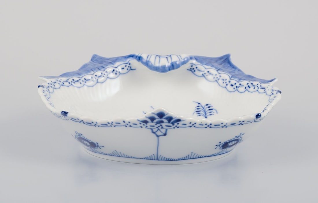 Royal Copenhagen Blue Fluted Half Lace, mussel-shaped bowl. Dated 1969-1974 - 2
