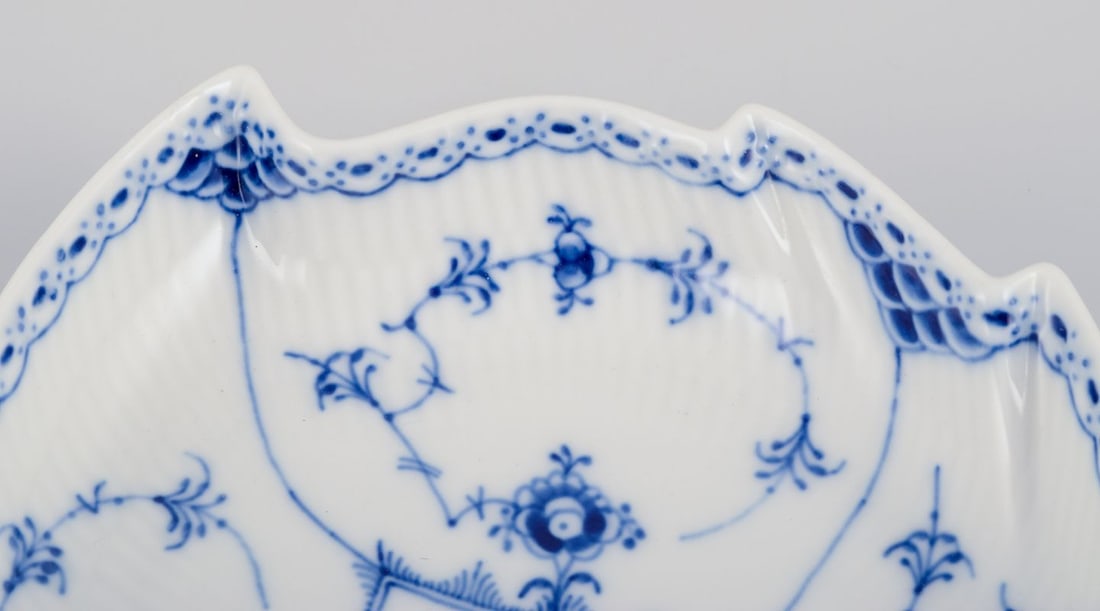 Royal Copenhagen Blue Fluted Half Lace, leaf-shaped dish with handle. Dated 1968. - 4