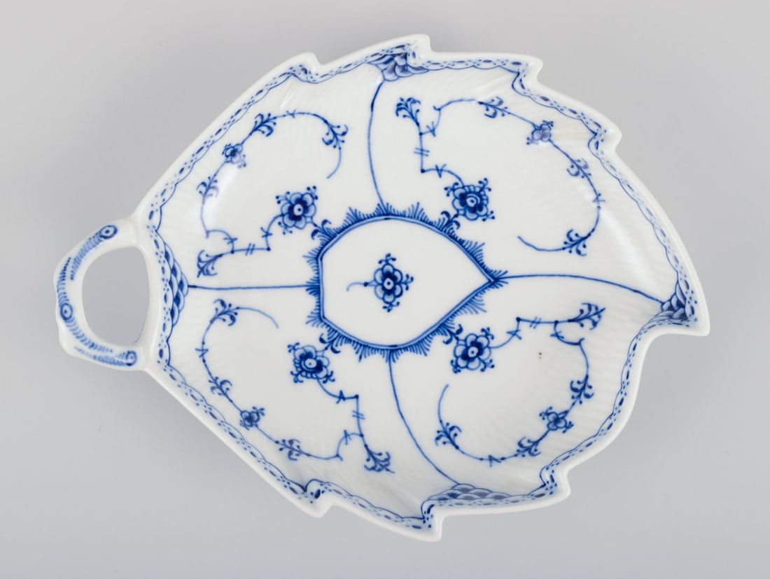 Royal Copenhagen Blue Fluted Half Lace, leaf-shaped dish with handle. Dated 1968. - 2