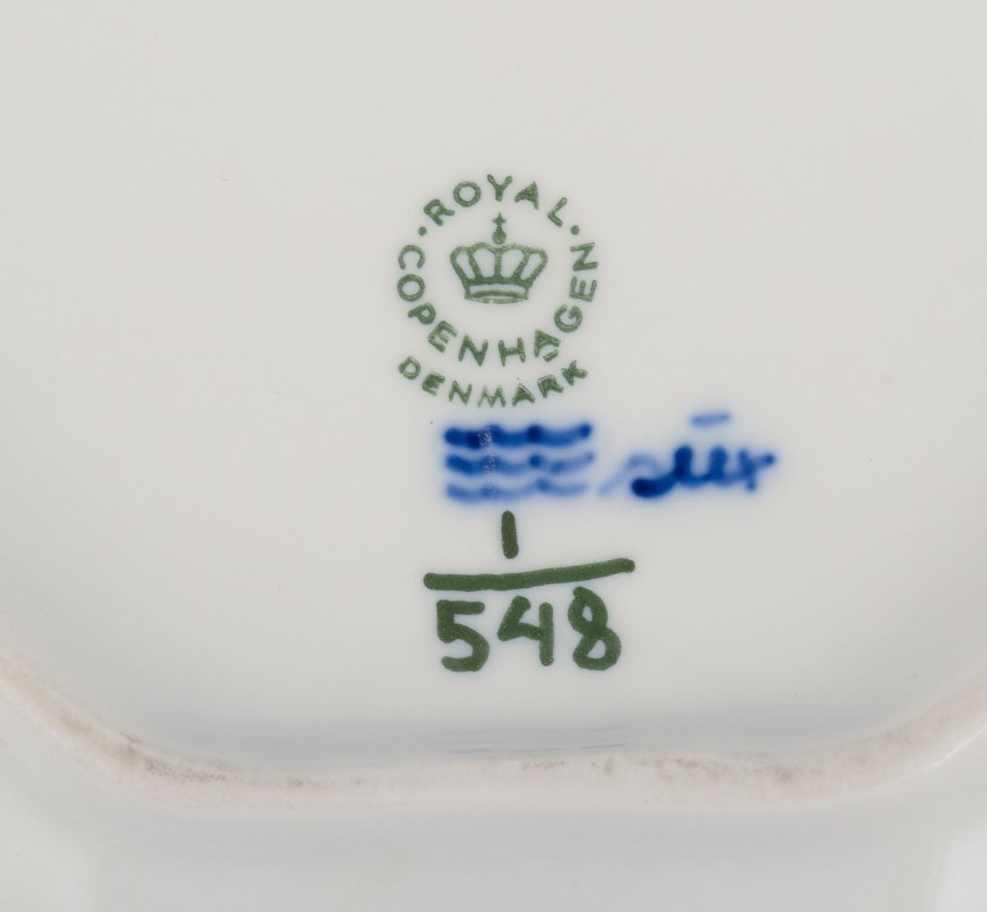 Royal Copenhagen Blue Fluted Half Lace, leaf-shaped dish with handle. Dated 1968. - 7