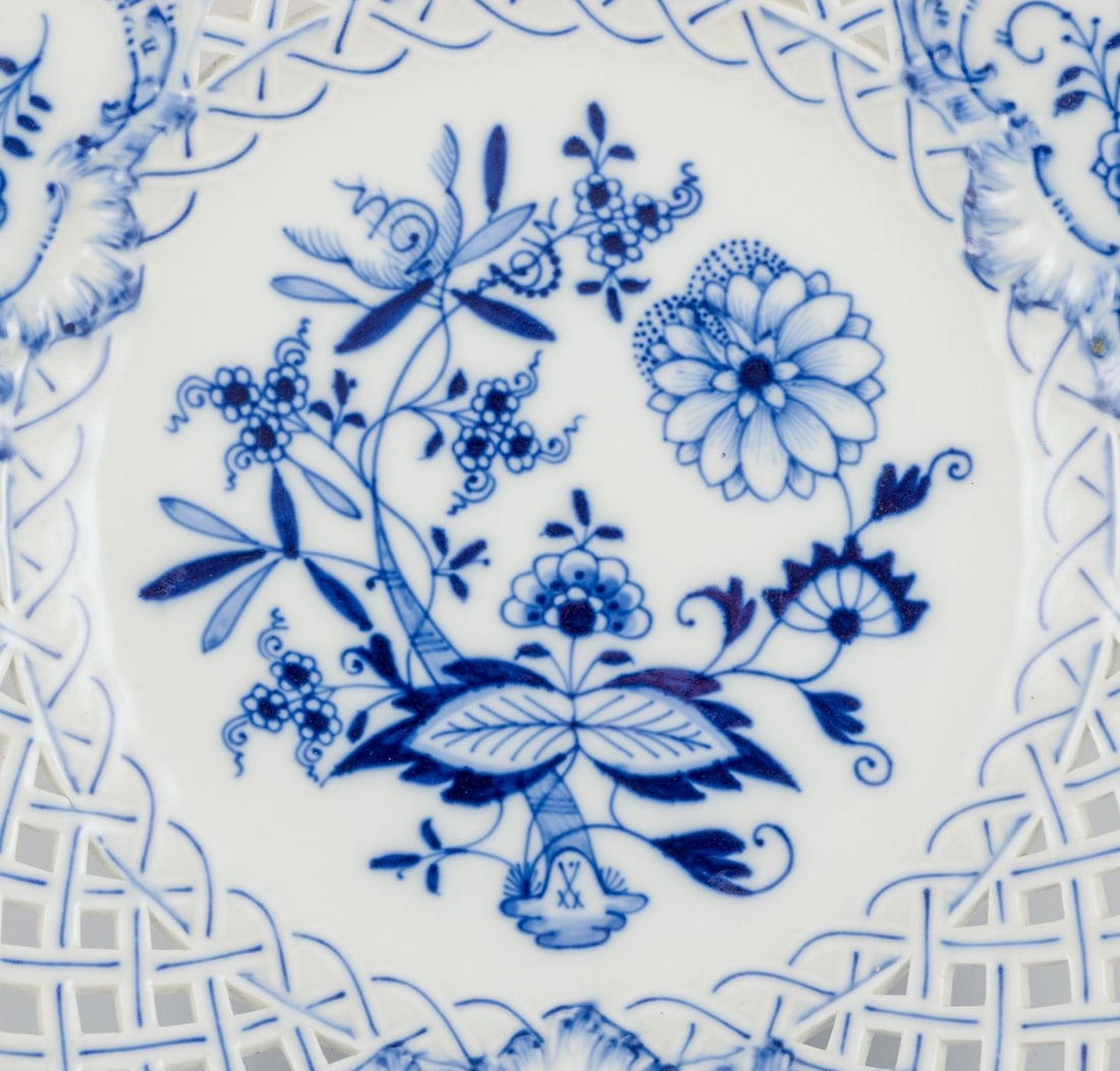 Meissen, Germany. Blue Onion pattern. Large round open lace plate. Approx. 1900. - 2