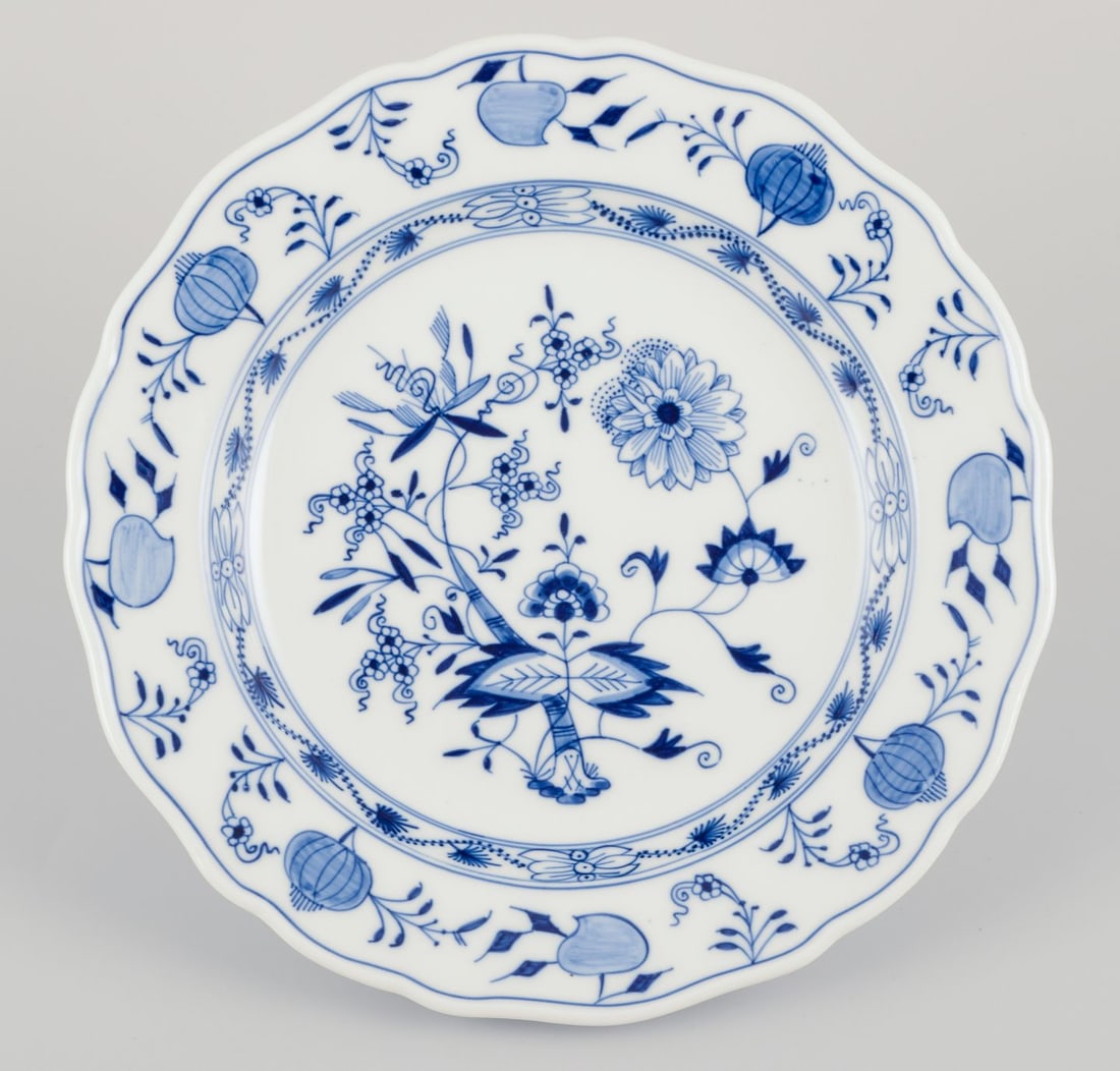 Meissen, Germany. Blue Onion pattern. Three deep dinner plates in porcelain. Approx. 1900. - 3