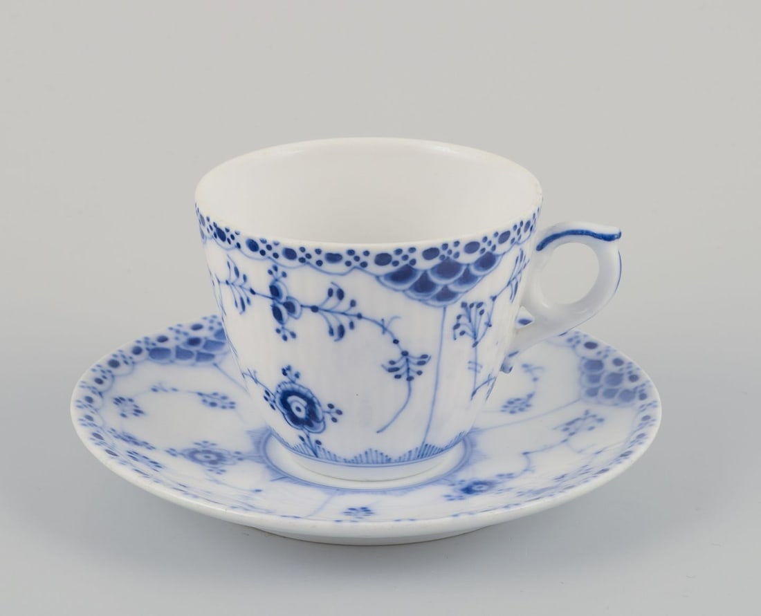 Royal Copenhagen Blue Fluted Half Lace. A set of four coffee cups with saucers. 1930s - 2