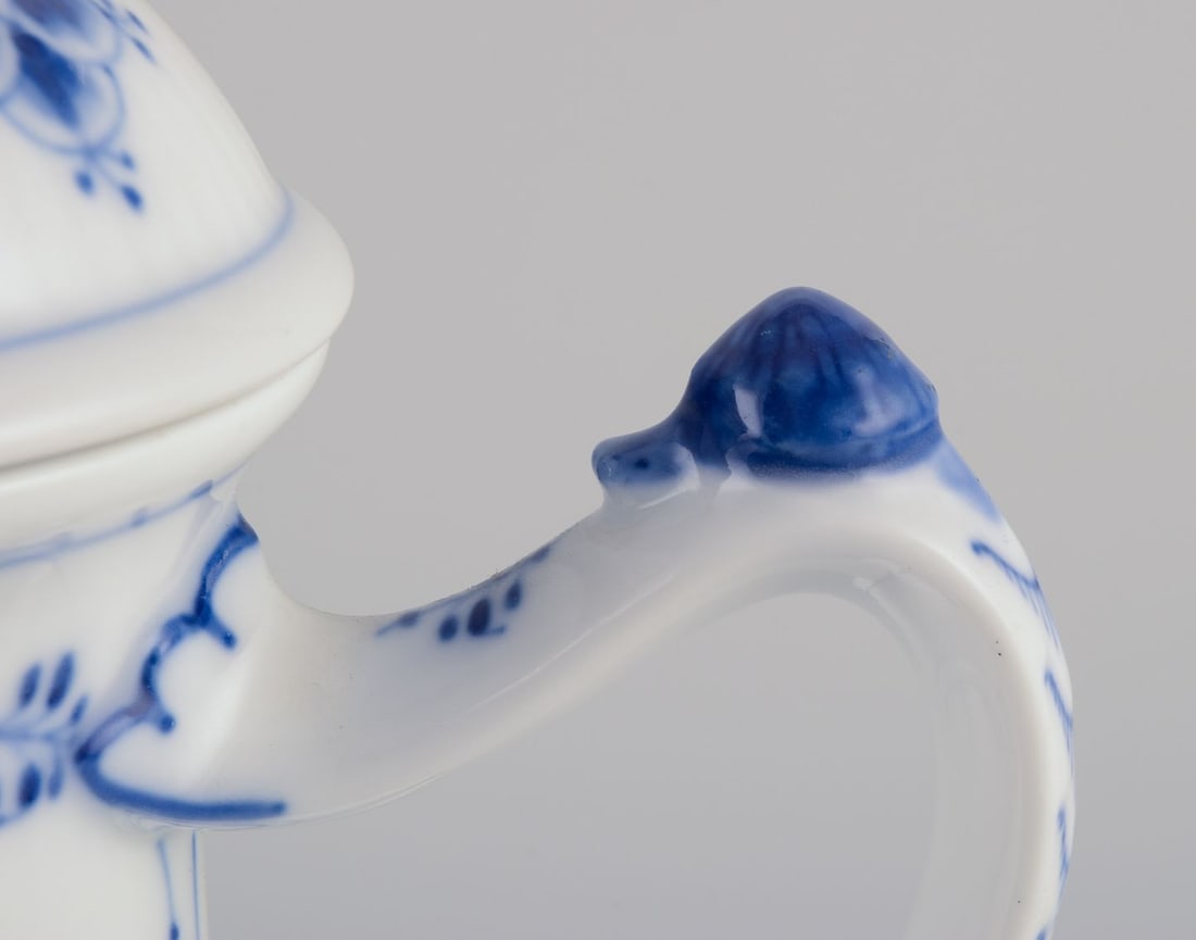 Royal Copenhagen Blue Fluted Plain porcelain coffee pot. Snail handle. Approx. 1930 - 5