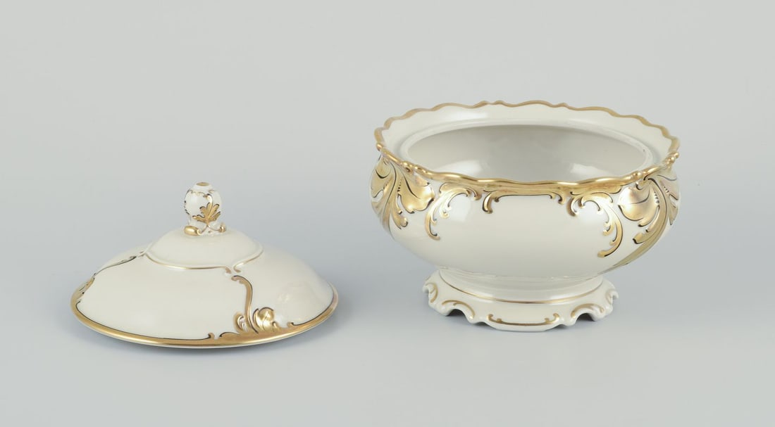 KPM Germany. “Friederike” lidded bowl in cream porcelain with gold decoration Ca. - 3
