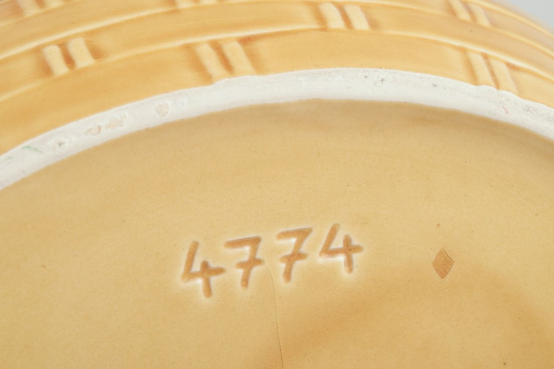 Porcelain hen bowl. Probably Germany. Mid-20th century. - 7