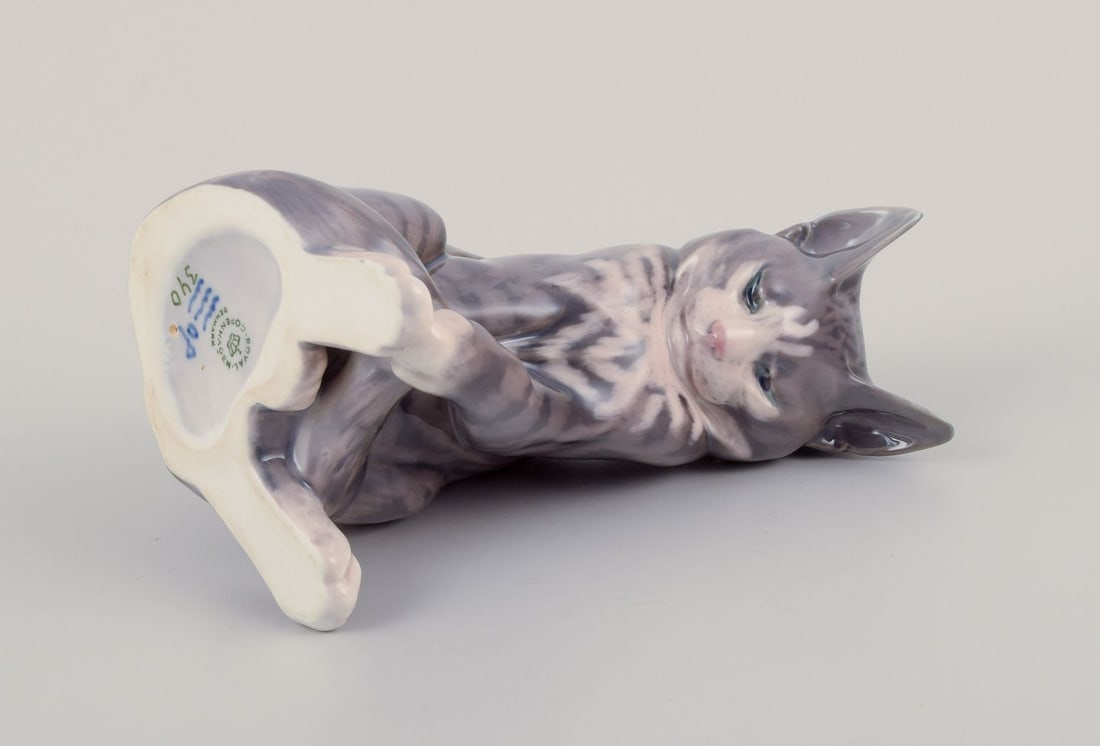 Erik Nielsen for Royal Copenhagen. Porcelain figurine of gray striped cat. Dated: 1969-1974 - 7