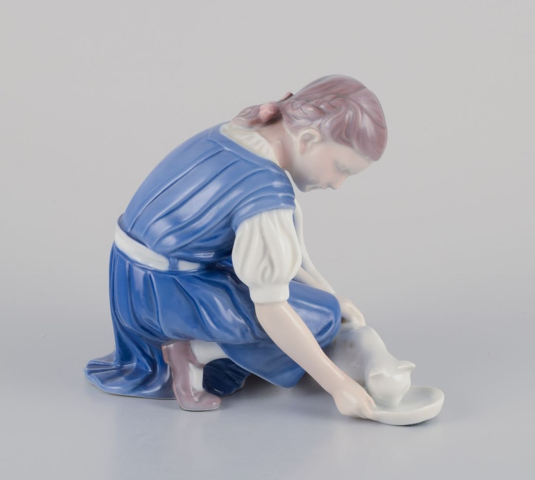 Bing & Grondahl porcelain figurine. Girl with a cat. Approx. 1970s - 4