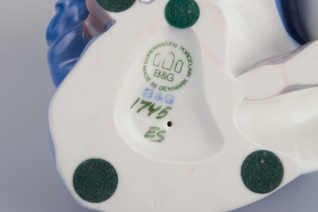 Bing & Grondahl porcelain figurine. Girl with a cat. Approx. 1970s - 8