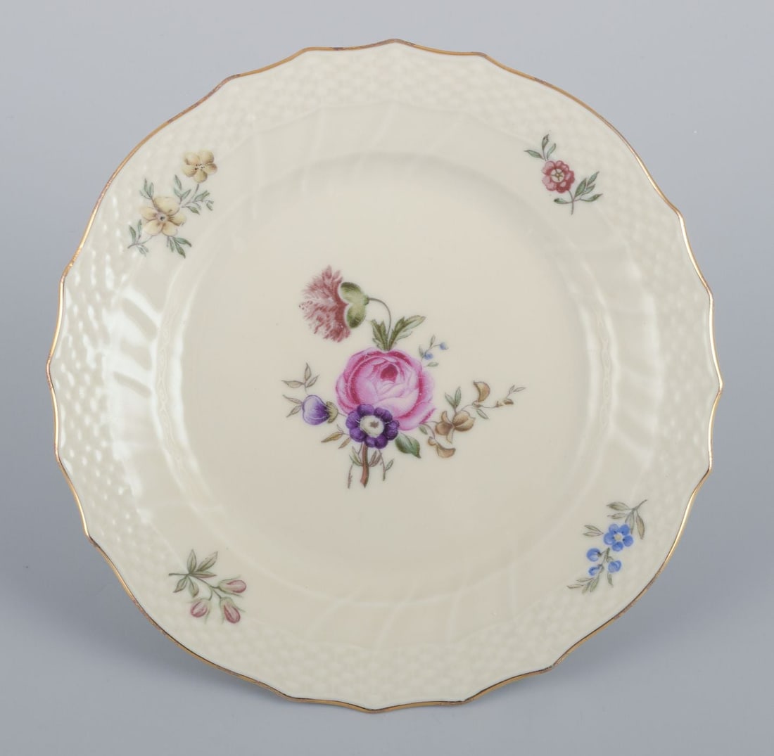 Royal Copenhagen, "Frijsenborg". Thirteen plates decorated with floral motifs, gold rim. 1950s. - 7