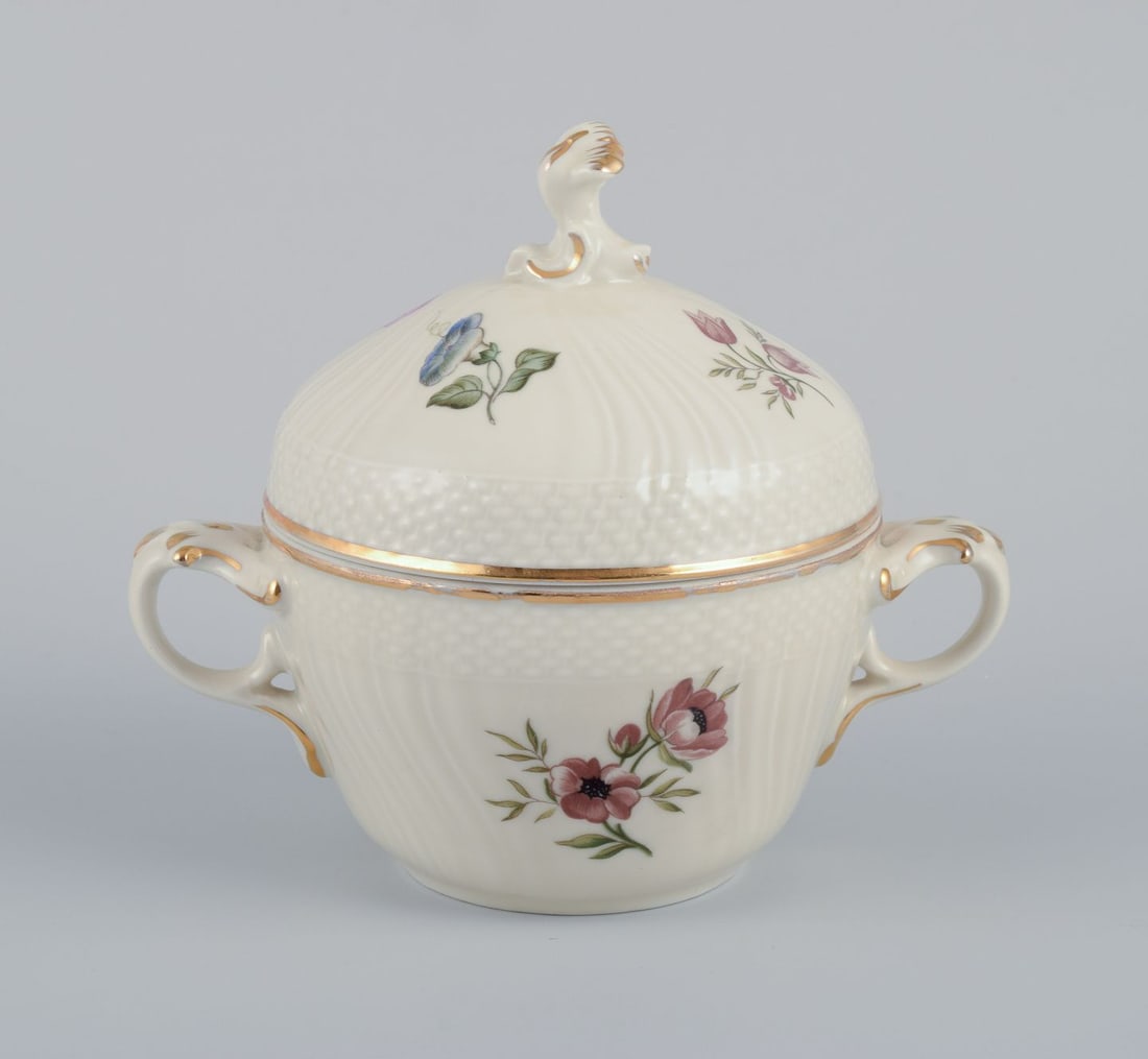 Royal Copenhagen, "Frijsenborg". Sugar bowl and creamer in porcelain. 1950s. - 2