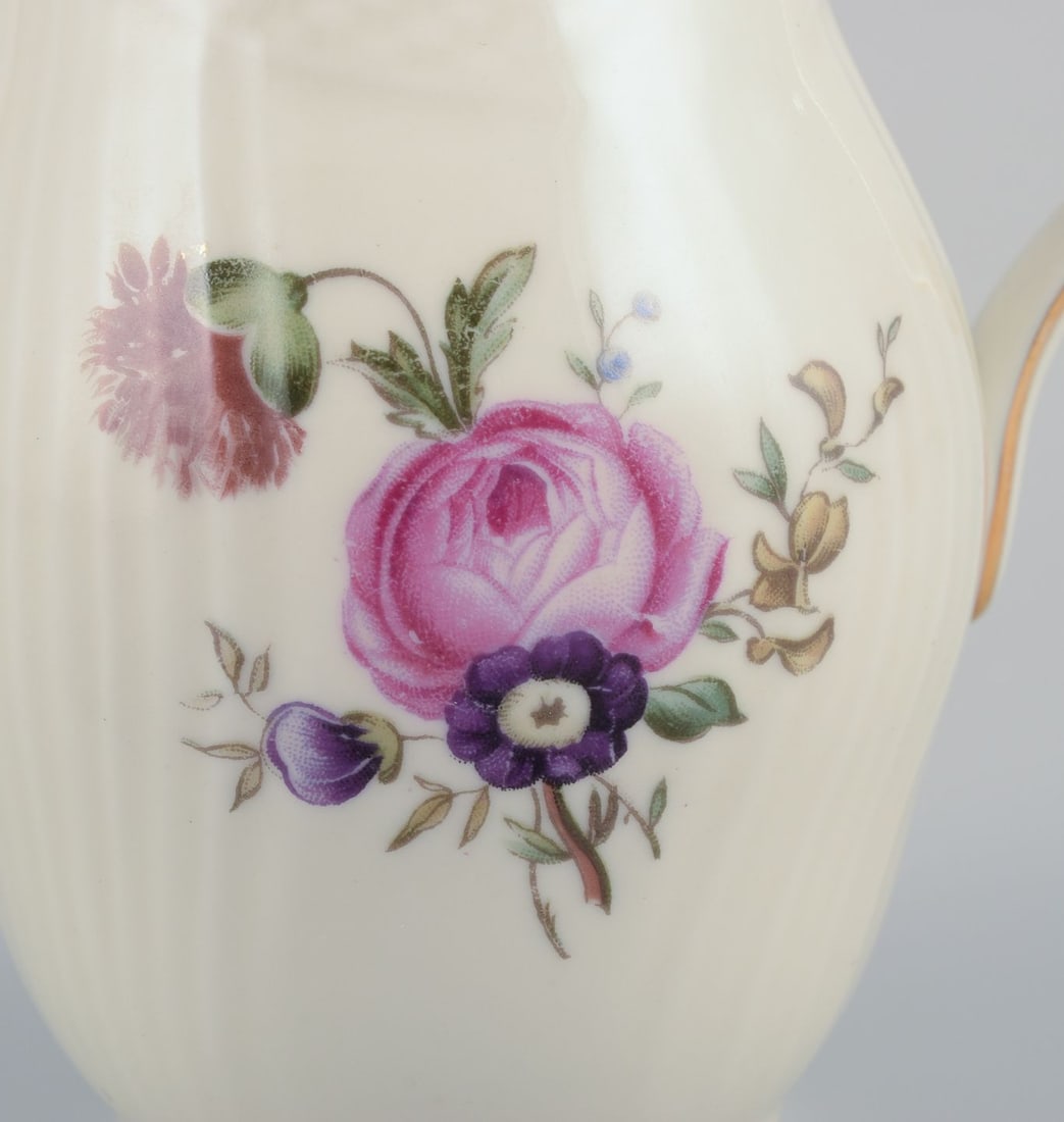 Royal Copenhagen, "Frijsenborg". Sugar bowl and creamer in porcelain. 1950s. - 6