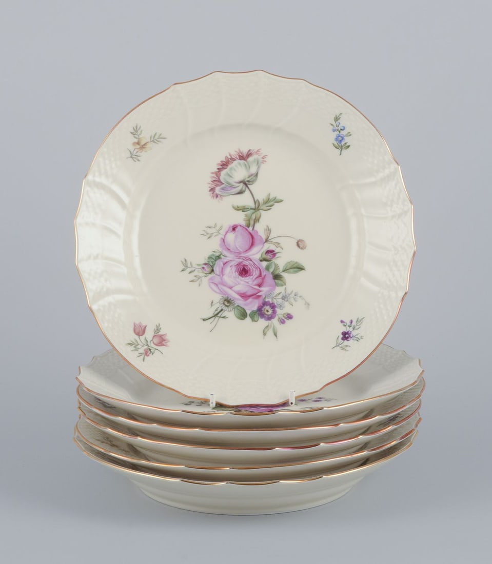Royal Copenhagen "Frijsenborg".Six luncheon plates in hand-painted porcelain with floral motifs and: Title: Royal Copenhagen "Frijsenborg".Six luncheon plates in hand-painted porcelain with floral motifs and gold rim. (Copy) Description: Royal Copenhagen "Frijsenborg". Six luncheon plates in hand-pai