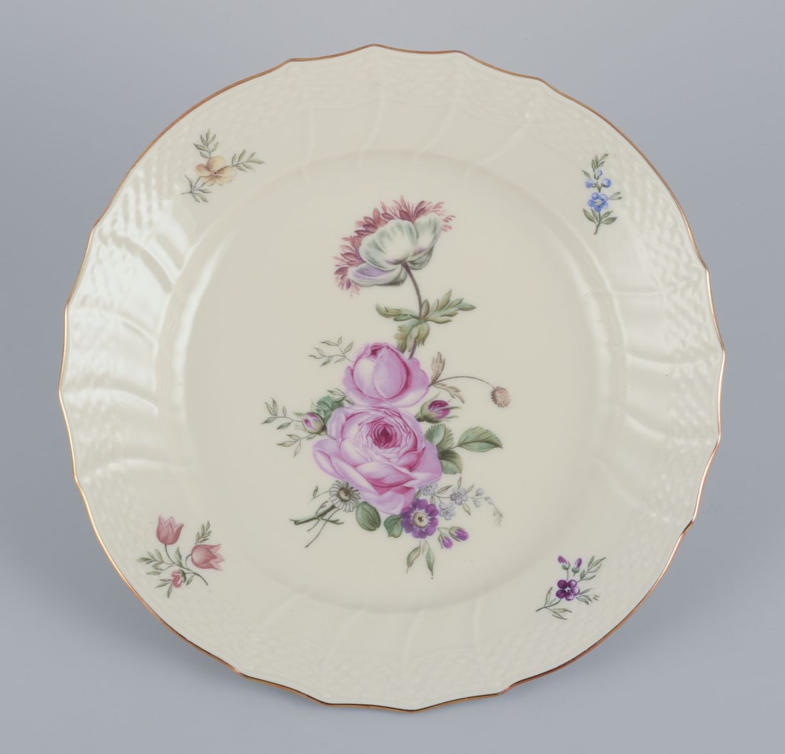 Royal Copenhagen "Frijsenborg".Six luncheon plates in hand-painted porcelain with floral motifs and - 2