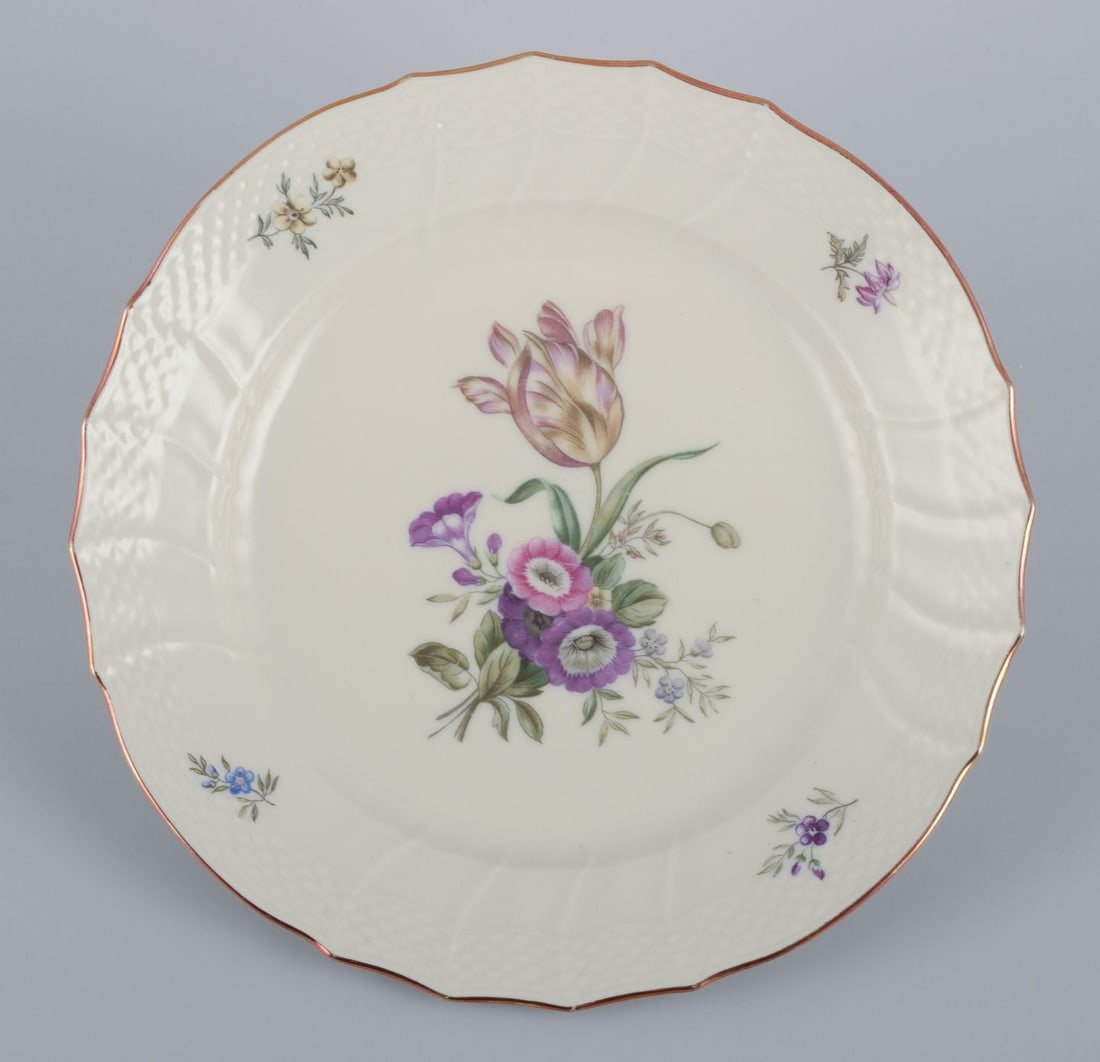 Royal Copenhagen "Frijsenborg".Six luncheon plates in hand-painted porcelain with floral motifs and - 4