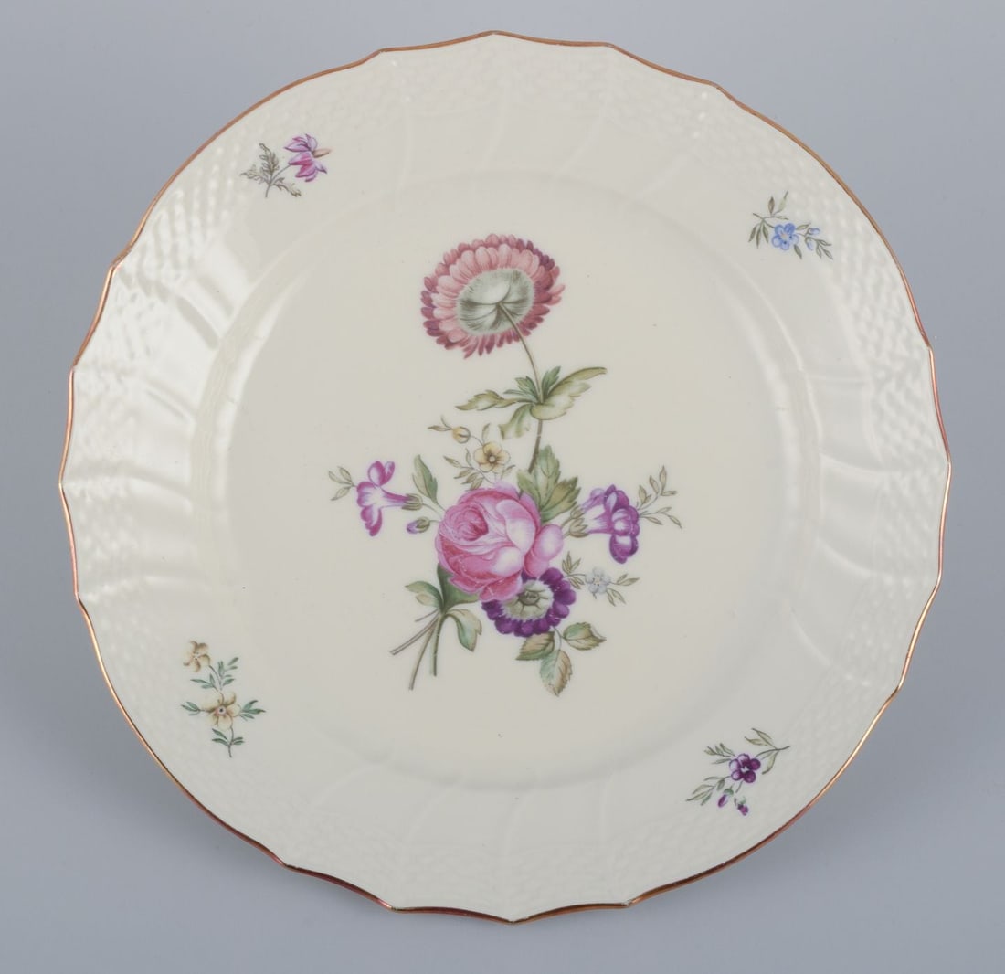 Royal Copenhagen "Frijsenborg".Six luncheon plates in hand-painted porcelain with floral motifs and - 5