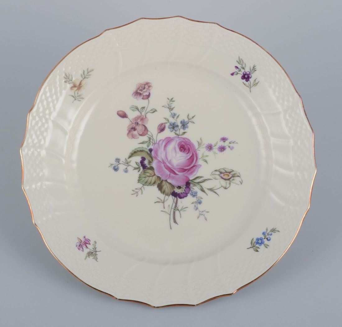 Royal Copenhagen "Frijsenborg".Six luncheon plates in hand-painted porcelain with floral motifs and - 6
