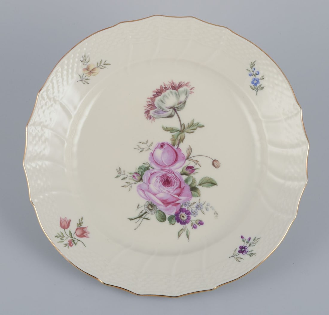 Royal Copenhagen "Frijsenborg".Six luncheon plates in hand-painted porcelain with floral motifs and - 7