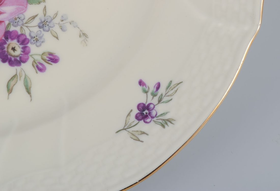Royal Copenhagen "Frijsenborg".Six luncheon plates in hand-painted porcelain with floral motifs and - 8