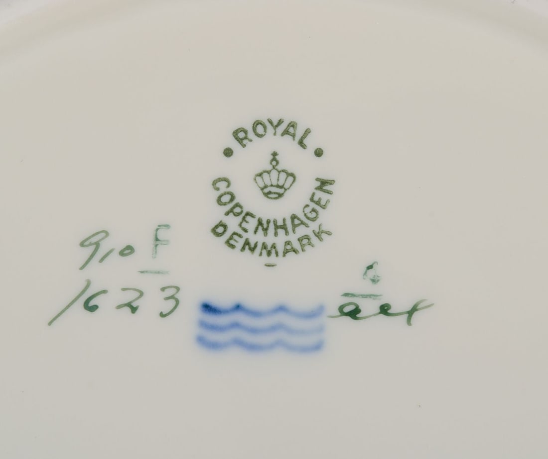 Royal Copenhagen "Frijsenborg".Six luncheon plates in hand-painted porcelain with floral motifs and - 9