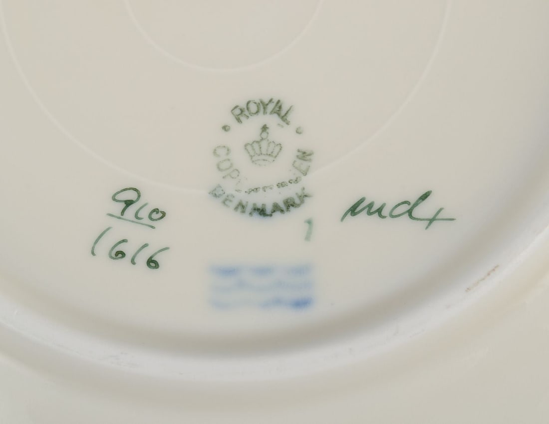 Royal Copenhagen "Frijsenborg". Six deep plates in porcelain with floral motifs and gold rim. 1950s. - 5