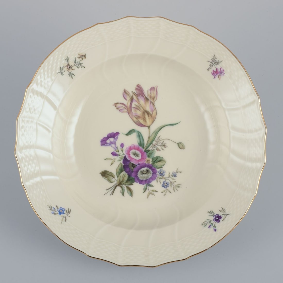 Royal Copenhagen "Frijsenborg". Five deep plates in porcelain with floral motifs and gold rim. - 2