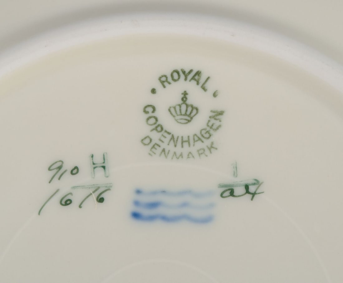 Royal Copenhagen "Frijsenborg". Five deep plates in porcelain with floral motifs and gold rim. - 6