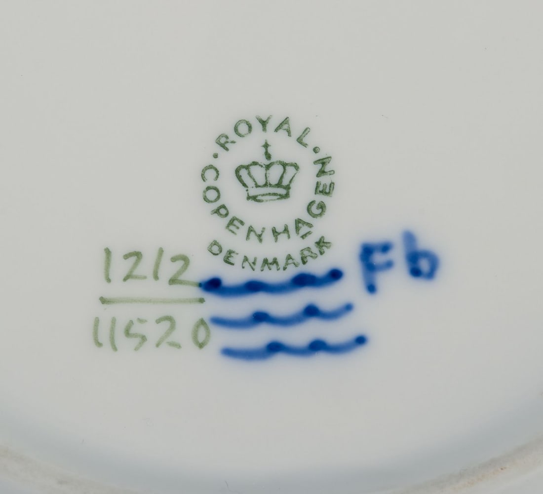 Royal Copenhagen Blue Fan, three lunch plates in porcelain. 1960s/1970s. - 4