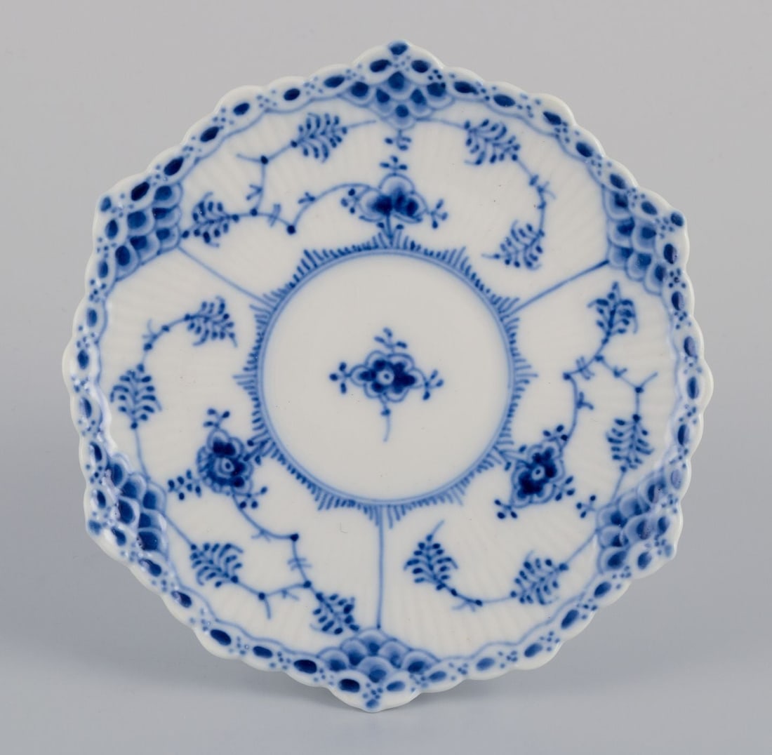 Royal Copenhagen Blue Fluted Full Lace. Five demitasse cups and saucers in porcelain. 1930s. - 6