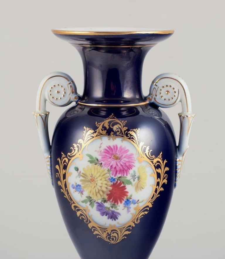 Meissen, Germany. Porcelain vase in Sevres Bleu. Approx. 1920s/30s - 2