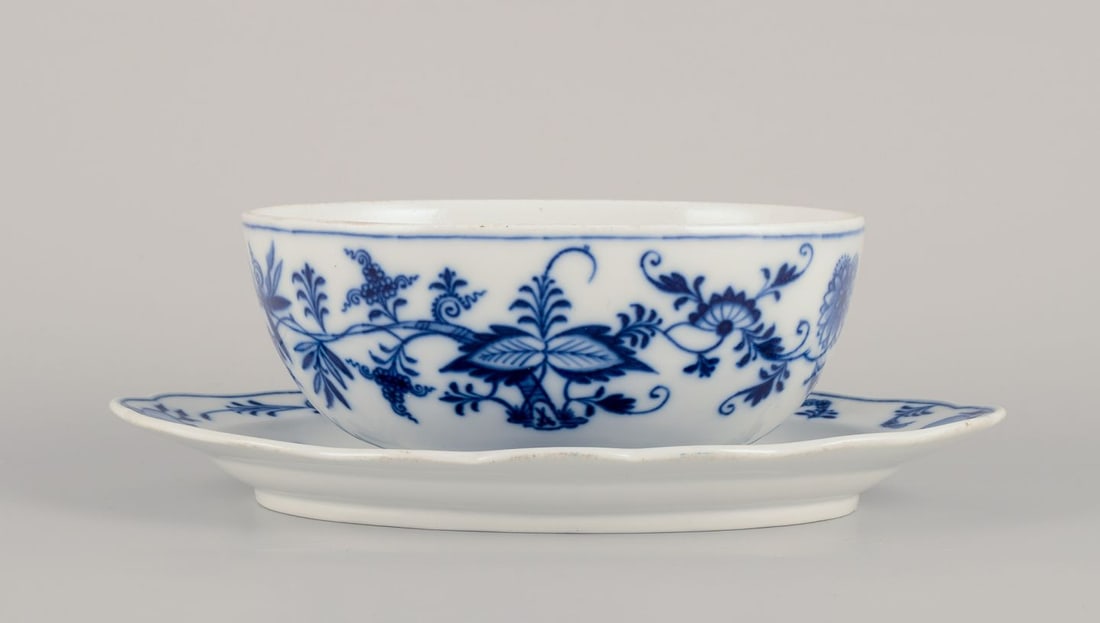 Meissen, Germany. Large Blue Onion pattern sauce boat in porcelain. Approx. 1900. - 2